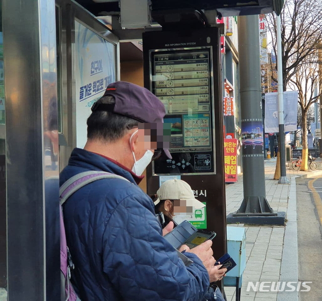 [춘천=뉴시스]장경일 기자 = 공공장소 마스크 의무착용 행정명령이 발령된 13일 오후 강원 춘천시 한 시내버스 정류장에서 시민들이 마스크를 쓰고 버스를 기다리고 있다. 기사와는 직접 관련 없음. 2020.11.13.jgi1988@newsis.com