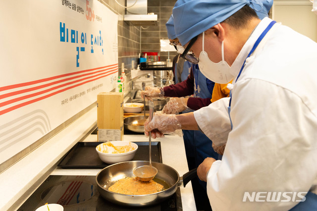 [서울=뉴시스] 중장년 남성들의 도시락 기부 활동 모습. (사진=서울시50플러스재단 제공) 2020.11.13. photo@newsis.com