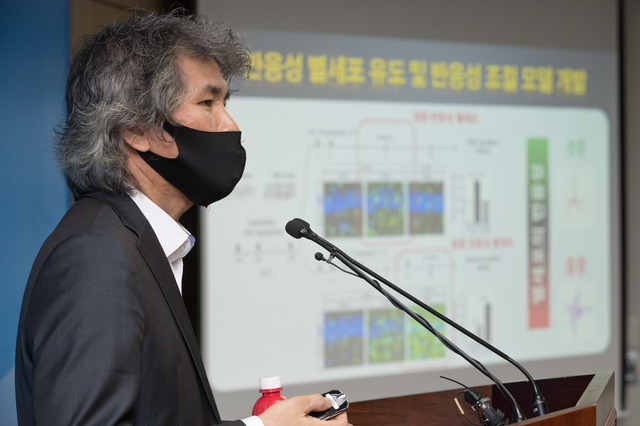 [서울=뉴시스] 이창준 기초과학연구원(IBS) 인지 및 사회성 연구단장이 '치매의 원인인 중증 반응성 별세포에 의한 신경세포 사멸기작 규명 성공' 브리핑을 하고 있다.
