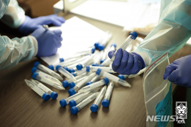 [서울=뉴시스]12일(현지시간) 오스트리아 비엔나 래디슨블루파크로열팰리스호텔에서 남자축구국가대표팀의 신종 코로나바이러스 감염증(코로나19) PCR 검사 키트가 옮겨지고 있다. (사진=대한축구협회 제공) 2020.11.13. photo@newsis.com