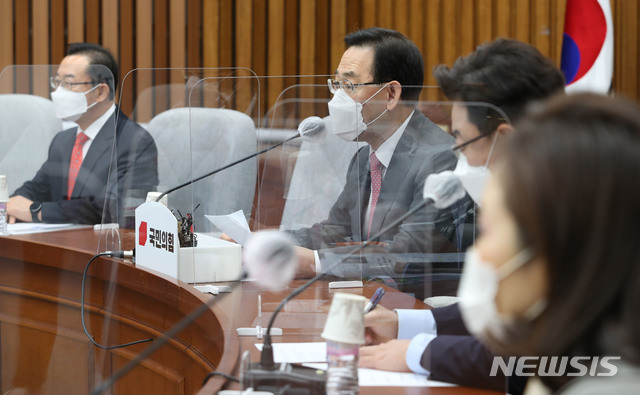 [서울=뉴시스] 김진아 기자 = 주호영 국민의힘 원내대표가 13일 서울 여의도 국회에서 열린 원내대책회의에서 발언을 하고 있다. (공동취재사진) 2020.11.13.&nbsp; photo@newsis.com