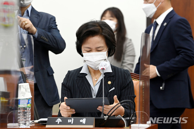 [서울=뉴시스] 최동준 기자 = 추미애 법무부 장관이 13일 서울 여의도 국회에서 열린 공수처장후보추천위 전체회의에서 자료를 살펴보고 있다. (공동취재사진) 2020.11.13.&nbsp; photo@newsis.com
