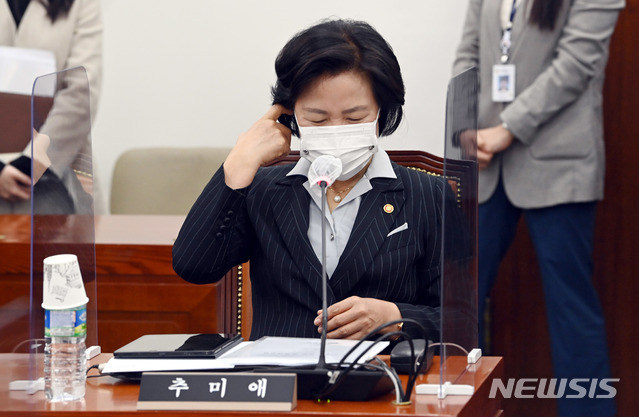 [서울=뉴시스] 최동준 기자 = 추미애 법무부 장관이 13일 서울 여의도 국회에서 열린 공수처장후보추천위 전체회의에서 자료를 살펴보고 있다. (공동취재사진) 2020.11.13. photo@newsis.com