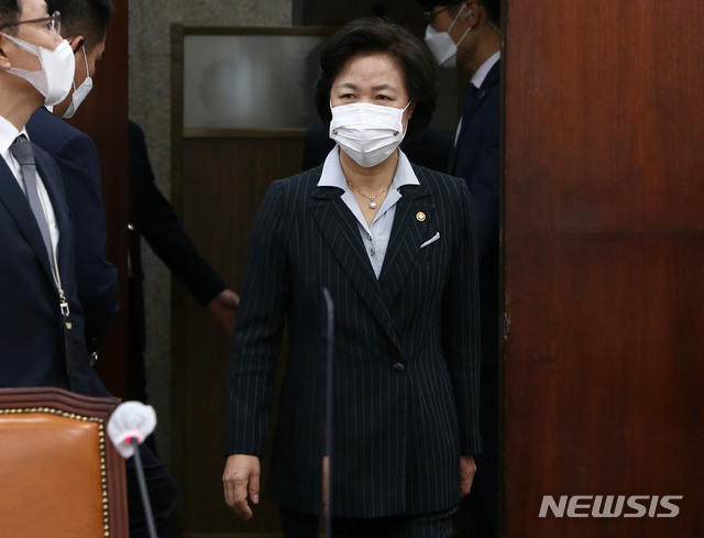 [서울=뉴시스] 김진아 기자 = 추미애 법무부 장관이 13일 오전 서울 여의도 국회에서 열린 공수처후보자추천위원회 2차회의에 참석하고 있다. (공동취재사진) 2020.11.13.&nbsp; photo@newsis.com