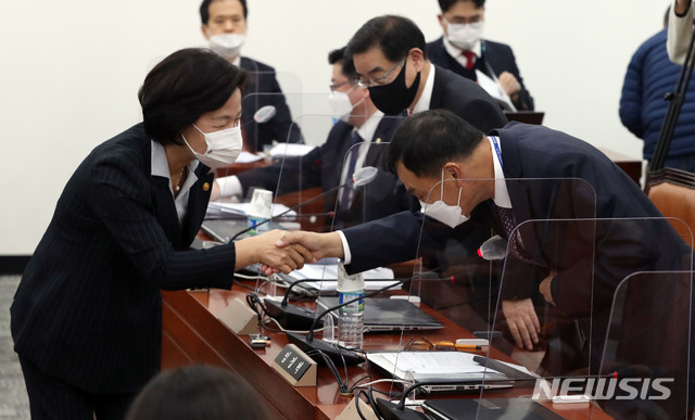 [서울=뉴시스] 김진아 기자 = 추미애(왼쪽) 법무부 장관과 임정혁 변호사가 13일 오전 서울 여의도 국회에서 열린 공수처후보자추천위원회 2차회의에 참석해 인사를 나누고 있다. (공동취재사진) 2020.11.13. photo@newsis.com