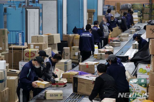 [서울=뉴시스] 박미소 기자 = 정부가 지난 12일 택배사별 1일 최대 작업시간을 정하고 심야배송 제한 등의 택배기사 과로 방지 대책을 발표한 가운데 13일 오전 서울 시내의 한 택배 물류센터에서 택배노동자들이 분류작업을 하고 있다. 2020.11.13.&nbsp;&nbsp;&nbsp; misocamera@newsis.com