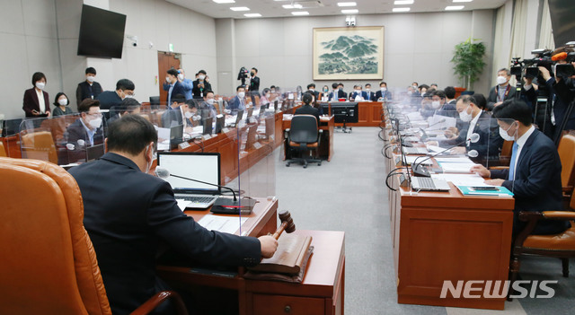 [서울=뉴시스] 김진아 기자 = 김태년 위원장이 13일 오전 서울 여의도 국회에서 열린 국회운영위원회 전체회의에서 의사봉을 두드리고 있다. (공동취재사진) 2020.11.13.  photo@newsis.com