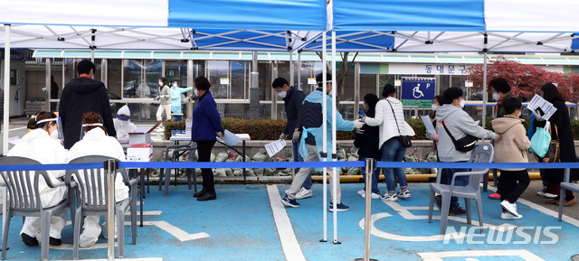 [서울=뉴시스] 이영환 기자 = 13일 오후 서울 동대문구보건소 신종 코로나바이러스 감염증(코로나19) 선별진료소에서 시민들이 검사를 받기위해 대기를 하고 있다.2020.11.13.&nbsp; 20hwan@newsis.com