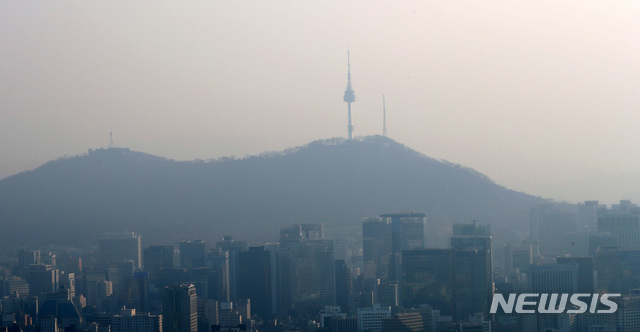 [서울=뉴시스] 이영환 기자 = 초미세먼지가 나쁨 상태를 보이고 있는 지난 13일 오후 서울 종로구 북악산 일대에서 바라본 도심이 뿌옇다.2020.11.13. 20hwan@newsis.com