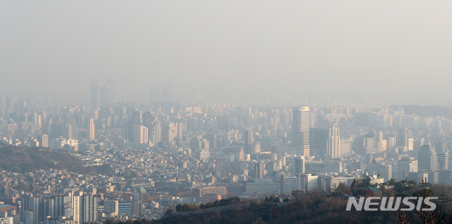 [서울=뉴시스] 이영환 기자 = 초미세먼지가 나쁨 상태를 보이고 있는 13일 오후 서울 종로구 북악산 일대에서 바라본 도심이 뿌옇다.2020.11.13.   20hwan@newsis.com