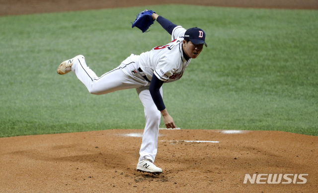 [서울=뉴시스]최진석 기자 = 13일 오후 서울 구로구 고척스카이돔에서 열린 '2020 신한은행 SOL KBO 포스트시즌‘ 플레이오프 4차전 두산 베어스와 kt 위즈의 경기, 1회초&nbsp; 두산 김민규가 역투하고 있다. 2020.11.12. yjs@newsis.com