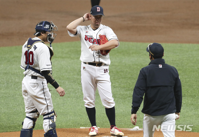 [서울=뉴시스]최진석 기자 = 13일 오후 서울 구로구 고척스카이돔에서 열린 '2020 신한은행 SOL KBO 포스트시즌‘ 플레이오프 4차전 두산 베어스와 KT 위즈의 경기, 1회초 두산 선발 유희관이 마운드에서 내려가고 있다. 2020.11.12.myjs@newsis.com