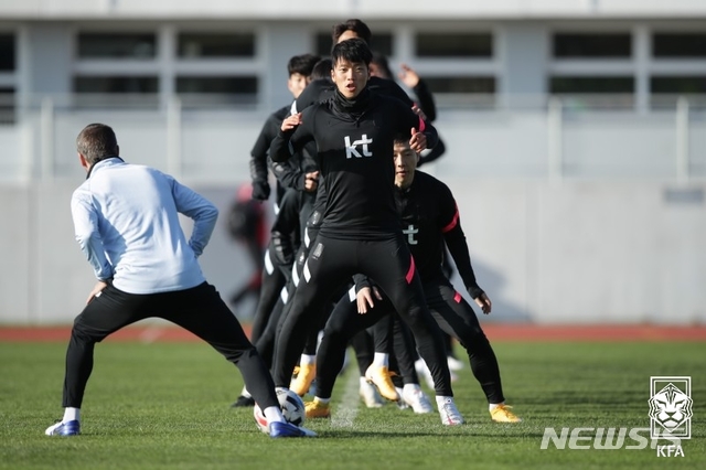 [서울=뉴시스]남자축구국가대표팀 황희찬과 선수들이 13일(현지시간) 오스트리아 마리아엔처스도로프 BSFZ아레나 보조경기장에서 훈련을 하고 있다. (사진=대한축구협회 제공) 2020.11.13.photo@newsis.com