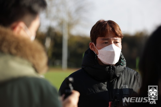 [서울=뉴시스]남자축구국가대표팀 손준호가 13일(현지시간) 오스트리아 마리아엔처스도로프 BSFZ아레나 보조경기장에서 인터뷰를 하고 있다. (사진=대한축구협회 제공) 2020.11.13.photo@newsis.com