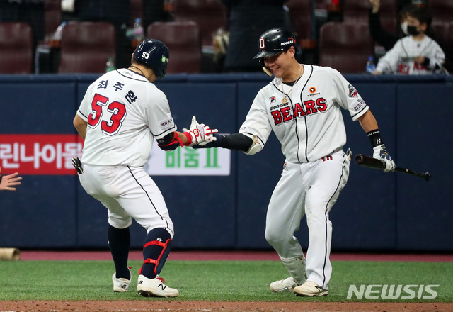 [서울=뉴시스]배훈식 기자 = 13일 오후 서울 구로구 고척스카이돔에서 열린 '2020 신한은행 SOL KBO 포스트시즌‘ 플레이오프 4차전 두산 베어스와 KT 위즈의 경기, 4회말 2사 2루 상황에서 선제 투런 홈런을 터뜨린 두산 최주환이 박세혁과 하이파이브를 하고 있다. 2020.11.13. dahora83@newsis.com