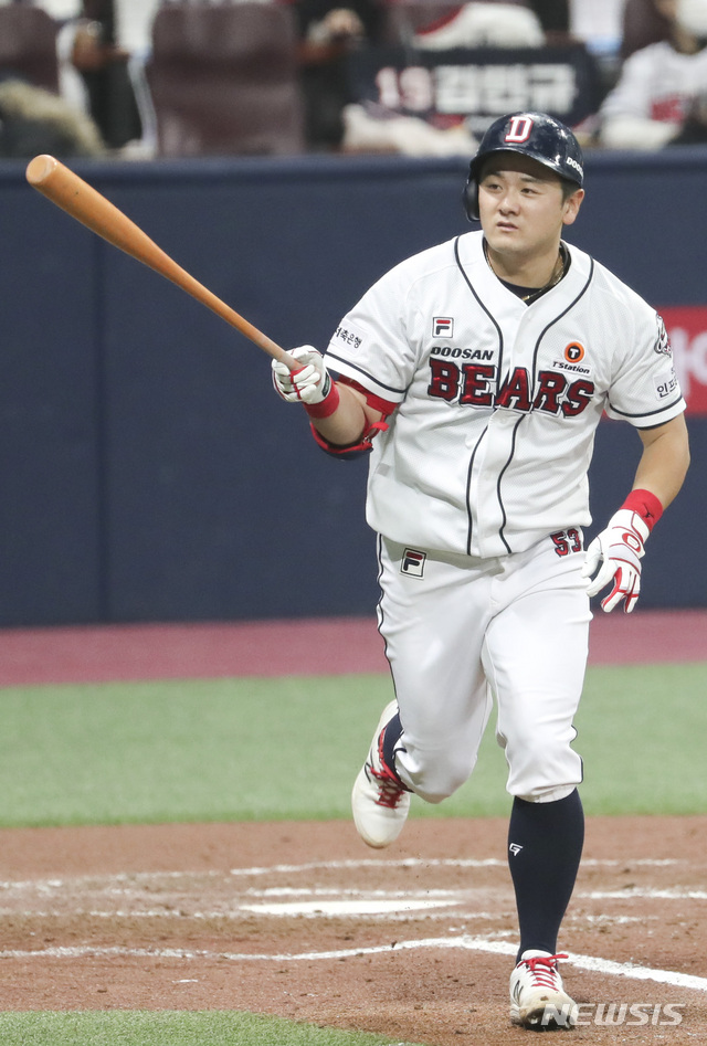 [서울=뉴시스]최진석 기자 = 13일 오후 서울 구로구 고척스카이돔에서 열린 '2020 신한은행 SOL KBO 포스트시즌‘ 플레이오프 4차전 두산 베어스와 kt 위즈의 경기, 4회말 2사 2루 상황 최주환이 투런홈런을 친 뒤 배트를 던지고 있다. 2020.11.13. myjs@newsis.com