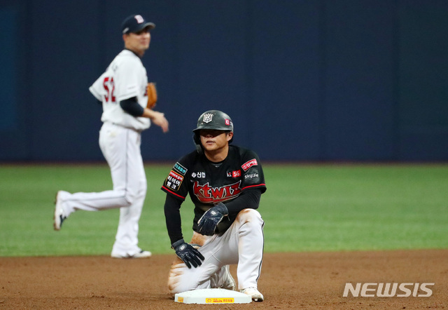 [서울=뉴시스]배훈식 기자 = 13일 오후 서울 구로구 고척스카이돔에서 열린 '2020 신한은행 SOL KBO 포스트시즌‘ 플레이오프 4차전 두산 베어스와 KT 위즈의 경기, 6회초 2사 1루 상황에서 1루주자 KT 조용호가 도루에 실패한 뒤 허탈한 표정을 하고 있다. 2020.11.13. dahora83@newsis.com