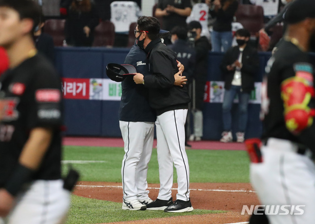 [서울=뉴시스]배훈식 기자 = 13일 오후 서울 구로구 고척스카이돔에서 열린 '2020 신한은행 SOL KBO 포스트시즌‘ 플레이오프 4차전 두산 베어스와 KT 위즈의 경기, 한국시리즈 진출에 성공한 두산 김태형 감독이 KT 이강철 감독과 포옹하고 있다. 2020.11.13. dahora83@newsis.com