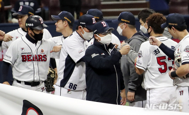 [서울=뉴시스]최진석 기자 = 13일 오후 서울 구로구 고척스카이돔에서 열린 '2020 신한은행 SOL KBO 포스트시즌‘ 플레이오프 4차전 두산 베어스와 kt 위즈의 경기에서 승리를 거두며 6년 연속 한국시리즈에 진출한 두산 김태형 감독을 비롯한 선수단이 승리를 자축하고 있다. 2020.11.13.myjs@newsis.com
