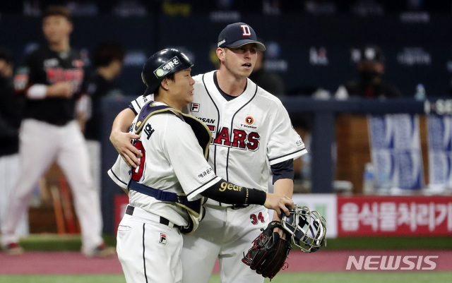 [서울=뉴시스]최진석 기자 = 13일 오후 서울 구로구 고척스카이돔에서 열린 '2020 신한은행 SOL KBO 포스트시즌‘ 플레이오프 4차전 두산 베어스와 kt 위즈의 경기에서 0-2으로 승리를 거두며 한국시리즈에 진출한 두산 플렉센과 박세혁이 기뻐하고 있다. 2020.11.13.myjs@newsis.com