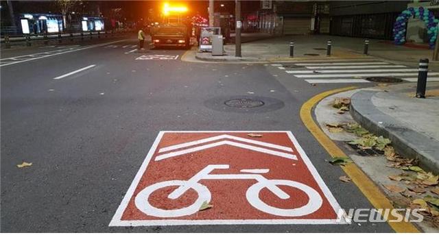[서울=뉴시스] 서울시의 자전거우선도로 시인성 개선 후 모습. (사진=서울시 제공) 2020.11.14. photo@newsis.com 