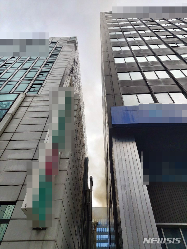 [부산=뉴시스] 14일 오전 부산 중구의 한 건물에서 하론가스 소화설비 오작동으로 가스가 유출되는 사고가 발생했다. (사진=부산경찰청 제공)