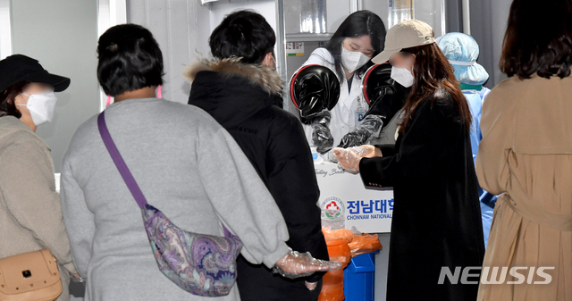 [광주=뉴시스] 신대희 기자 = 전남대병원 전공의(레지던트) 1명이 코로나19에 감염된 가운데 14일 오전 광주 동구 전남대병원 코로나19 선별진료소에서 병원 직원들이 진단 검사를 받고 있다. 2020.11.14.&nbsp; sdhdream@newsis.com