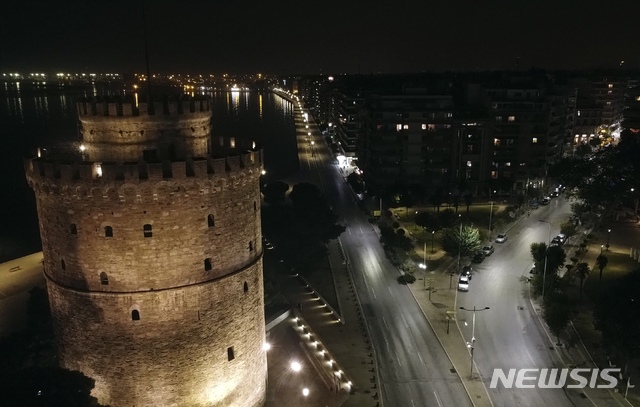 [테살로니키=AP/뉴시스] 13일(현지시간) 신종 코로나바이러스 감염증(코로나19)으로 인한 오후 9시~오전 5시 통행금지령 때문에 그리스 테살로니키 도로가 텅 빈 모습이다. 2020.11.14. 