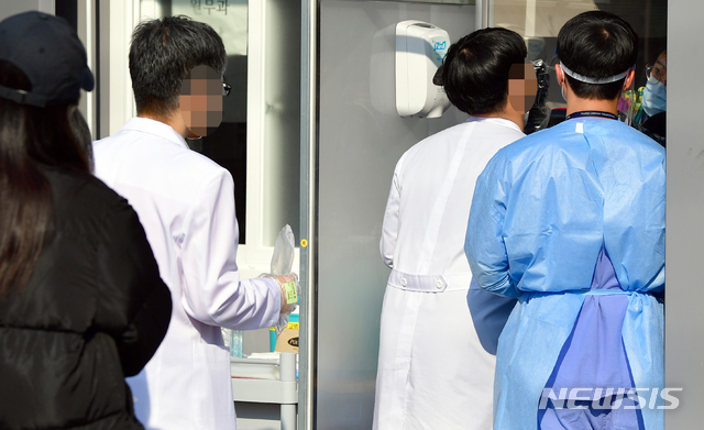 [광주=뉴시스] 류형근 기자 = 14일 오후 광주 동구 전남대학교병원 응급실 입구에서 의사들이 신종 코로나바이러스 감염증(코로나19) 검사를 받고 있다. 전남대병원에서는 의사 등 3명이 코로나19 확진 판정을 받았다. 2020.11.14.&nbsp; hgryu77@newsis.com