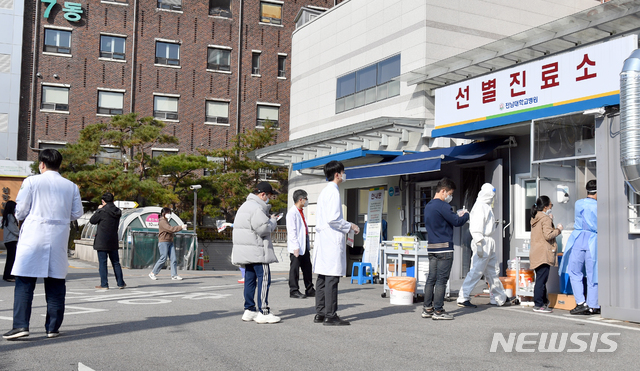 [광주=뉴시스] 류형근 기자 = 14일 오후 광주 동구 전남대학교병원 응급실 입구에 설치돼 있는 선별진료소에서 의사들이 신종 코로나바이러스 감염증(코로나19) 검사를 받고 있다. 전남대병원에서는 의사 등 3명이 코로나19 확진 판정을 받았다. 2020.11.14. hgryu77@newsis.com