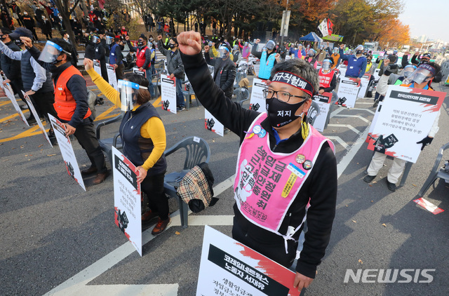 [서울=뉴시스]배훈식 기자 = 전국민주노동조합총연맹 조합원들이 14일 오후 서울 영등포구 여의대로에서 전태일 50주기 열사정신계승 전국노동자대회를 열고 전태일 3법 쟁취 결의를 다지고 있다. 2020.11.14. dahora83@newsis.com