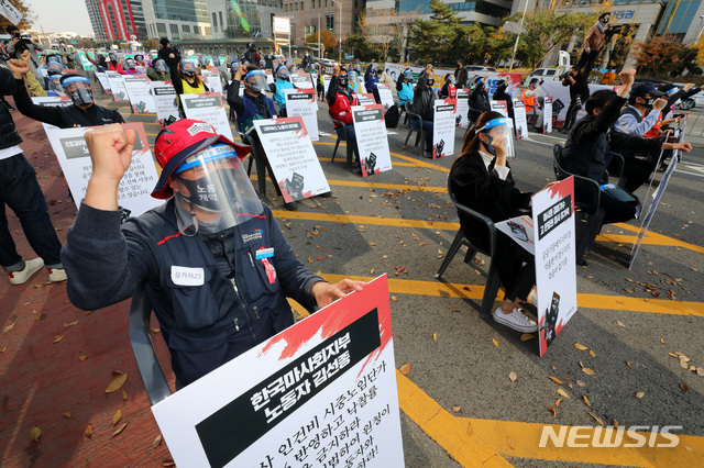 [서울=뉴시스]배훈식 기자 = 전국민주노동조합총연맹 조합원들이 14일 오후 서울 영등포구 여의대로에서 전태일 50주기 열사정신계승 전국노동자대회를 열고 전태일 3법 쟁취 결의를 다지고 있다. 2020.11.14.&nbsp; dahora83@newsis.com