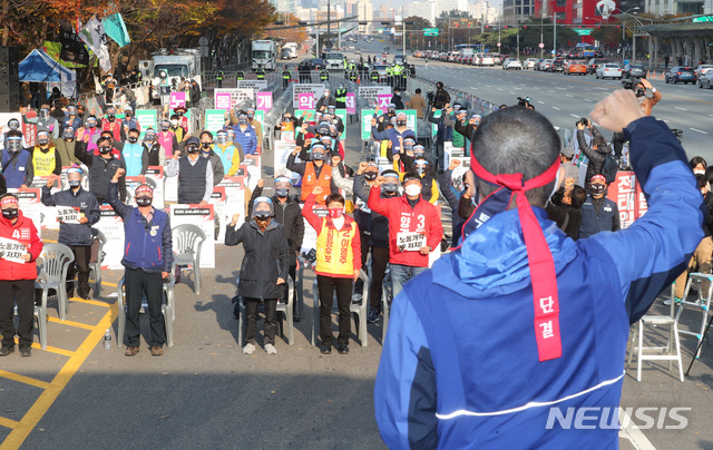 [서울=뉴시스]배훈식 기자 = 전국민주노동조합총연맹 조합원들이 14일 오후 서울 영등포구 여의대로에서 전태일 50주기 열사정신계승 전국노동자대회를 열고 전태일 3법 쟁취 결의를 다지고 있다. 2020.11.14. dahora83@newsis.com