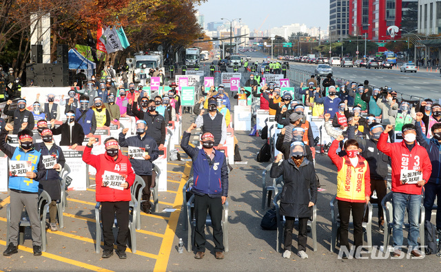 [서울=뉴시스]배훈식 기자 = 전국민주노동조합총연맹 조합원들이 지난 14일 오후 서울 영등포구 여의대로에서 전태일 50주기 열사정신계승 전국노동자대회를 열고 전태일 3법 쟁취 결의를 다지고 있다. 2020.11.14. dahora83@newsis.com