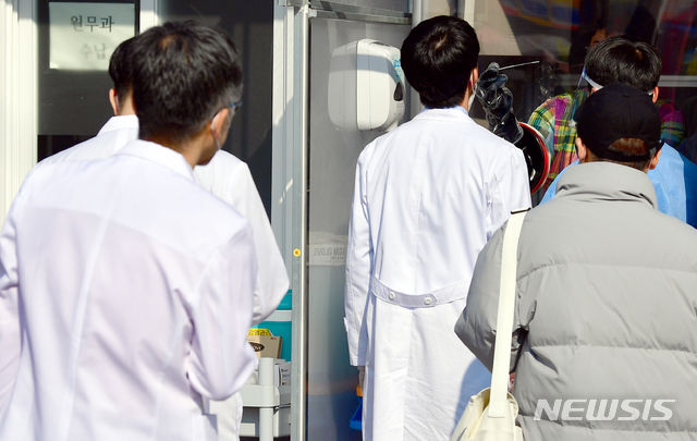 [광주=뉴시스] 류형근 기자 = 14일 오후 광주 동구 전남대학교병원 응급실 입구에서 의사들이 신종 코로나바이러스 감염증(코로나19) 검사를 받고 있다. 전남대병원에서는 의사 등 3명이 코로나19 확진 판정을 받았다. 2020.11.14.  hgryu77@newsis.com