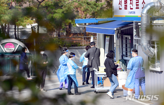 [광주=뉴시스] 류형근 기자 = 14일 오후 광주 동구 전남대학교병원 응급실 입구에서 신종 코로나바이러스 감염증(코로나19) 전수검사가 실시되기 앞서 의료진이 준비를 하고 있다. 전남대병원에서는 의사 등 4명이 코로나19 확진 판정을 받았다. 2020.11.14.  hgryu77@newsis.com