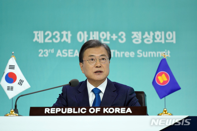 [서울=뉴시스]박영태 기자 = 문재인 대통령이 14일 오후 청와대 본관에서 열린 제23차 아세안+3 화상 정상회의에 참석해 모두발언을 하고 있다. 2020.11.14. since1999@newsis.com 