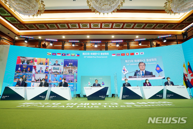 [서울=뉴시스]박영태 기자 = 문재인 대통령이 14일 오후 청와대 본관에서 열린 아세안+3 화상 정상회의에 참석해 의장국인 베트남 응우옌 쑤언 푹 총리의 발언을 듣고 있다. 2020.11.14. since1999@newsis.com