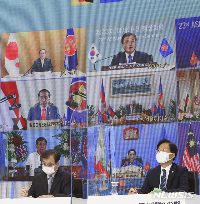 [서울=뉴시스]박영태 기자 = 문재인 대통령(화면 위 오른쪽)이 14일 오후 청와대에서 열린 '아세안+3' 화상 정상회의에 참석해 발언하고 있다. 스가 요시히데 일본 총리(화면 위 왼쪽)가 문 대통령 발언을 듣고 있다. 2020.11.14. since1999@newsis.com