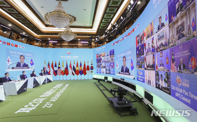 [서울=뉴시스]박영태 기자 = 문재인 대통령이 14일 청와대에서 열린 '아세안+3' 화상 정상회의에 참석해 있다. 2020.11.14. since1999@newsis.com