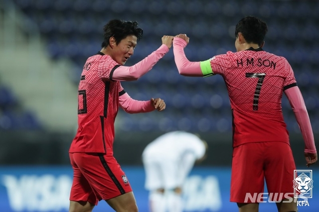 [서울=뉴시스]축구대표팀 황의조(왼쪽)와 손흥민 (사진 = 대한축구협회 제공)