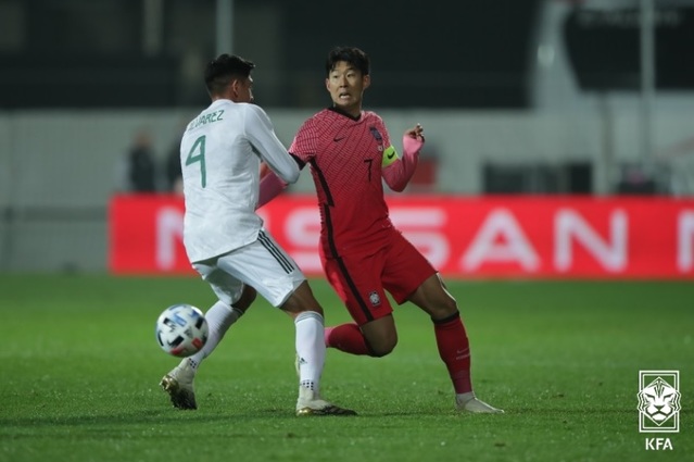 [서울=뉴시스] 축구대표팀 '캡틴' 손흥민이 돌파를 시도하고 있다. (사진=대한축구협회 제공)