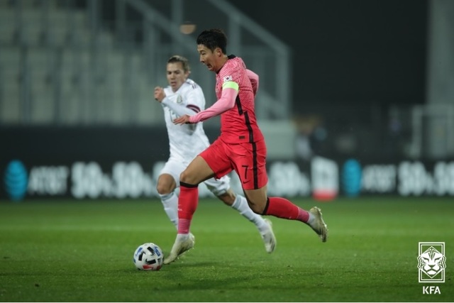 [서울=뉴시스] 벤투호 '캡틴' 손흥민의 질주. (사진=대한축구협회 제공) 