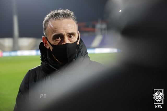 [서울=뉴시스] 파울루 벤투 축구대표팀 감독이 인터뷰를 하고 있다. (사진=대한축구협회 제공)