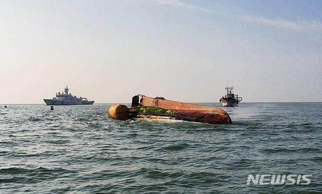 [인천=뉴시스] 김동영 기자 = 15일 오전 사고해역 부근 전복선박이 더 이상 침몰되지 않기 위해 리프트백(부력재)을 설치, 해경 경비함정이 주변 해역의 실종자 수색에 전념하고 있다. 2020.11.15. (사진=인천해양경찰서 제공) 