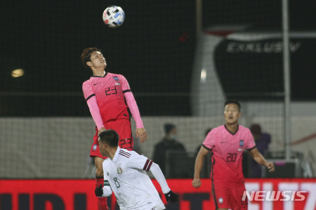 [비너노이슈타트=AP/뉴시스]주세종(왼쪽)이 14일(현지시간) 오스트리아 비너 노이슈타트의 비너 노이슈타트 스타디움에서 열린 멕시코(11위)와의 평가전에 선발 출전해 공중볼을 다루고 있다. 한국은 골키퍼 조현우를 비롯해 선수 5명이 코로나19 양성 판정을 받는 악재로 라인업 구성에 애를 먹으며 2-3으로 역전패 했다. 2020.11.15. 