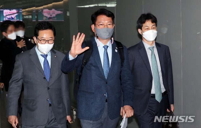 [인천공항=뉴시스]홍효식 기자 = 더불어민주당 한반도 태스크포스(TF)송영길 단장을 비롯한 김한정, 윤건영의원 등이 15일 오전 인천국제공항 제2터미널에서 바이든 미국 대통령 당선인의 외교·안보 참모진 및 의회 주요 인사들을 만나기 위해 미국으로 출국하고 있다. 왼쪽부터 김한정, 송영길, 윤건영 의원. 2020.11.15. yesphoto@newsis.com