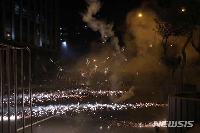 [리마(페루)=AP/뉴시스]페루 경찰이 14일 밤(현지시간) 수도 리마에서 마누엘 메리노 임시 대통령의 퇴진을 요구하는 시위대를 해산시키기 위해 최루탄을 발사하고 있다. 이날 최소 2명의 시위대원이 사망하면서 메리노에 대한 사임 압박은 더욱 거세지고 있다. 2020.11.15