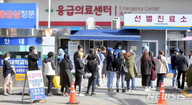 [광주=뉴시스] 류형근 기자 = 지난 15일 오후 광주 동구 전남대학교병원 응급실 입구 선별진료소에서 의료진과 종사자들이 신종 코로나바이러스 감염증(코로나19) 검사를 받고 있다. 전남대병원에서는 의사와 환자 등 6명이 코로나19 확진 판정을 받았다. 2020.11.15.    hgryu77@newsis.com