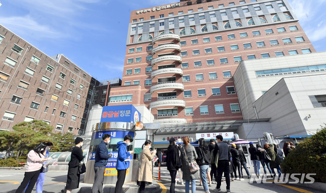 [광주=뉴시스] 류형근 기자 = 15일 오후 광주 동구 전남대학교병원 응급실 입구 선별진료소에서 의료진과 종사자들이 신종 코로나바이러스 감염증(코로나19) 검사를 받고 있다. 전남대병원에서는 의사와 환자 등 6명이 코로나19 확진 판정을 받았다. 2020.11.15.&nbsp; hgryu77@newsis.com